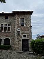 Perouges, Place du tilleul, Maison de petit St-Georges, en galets (1)